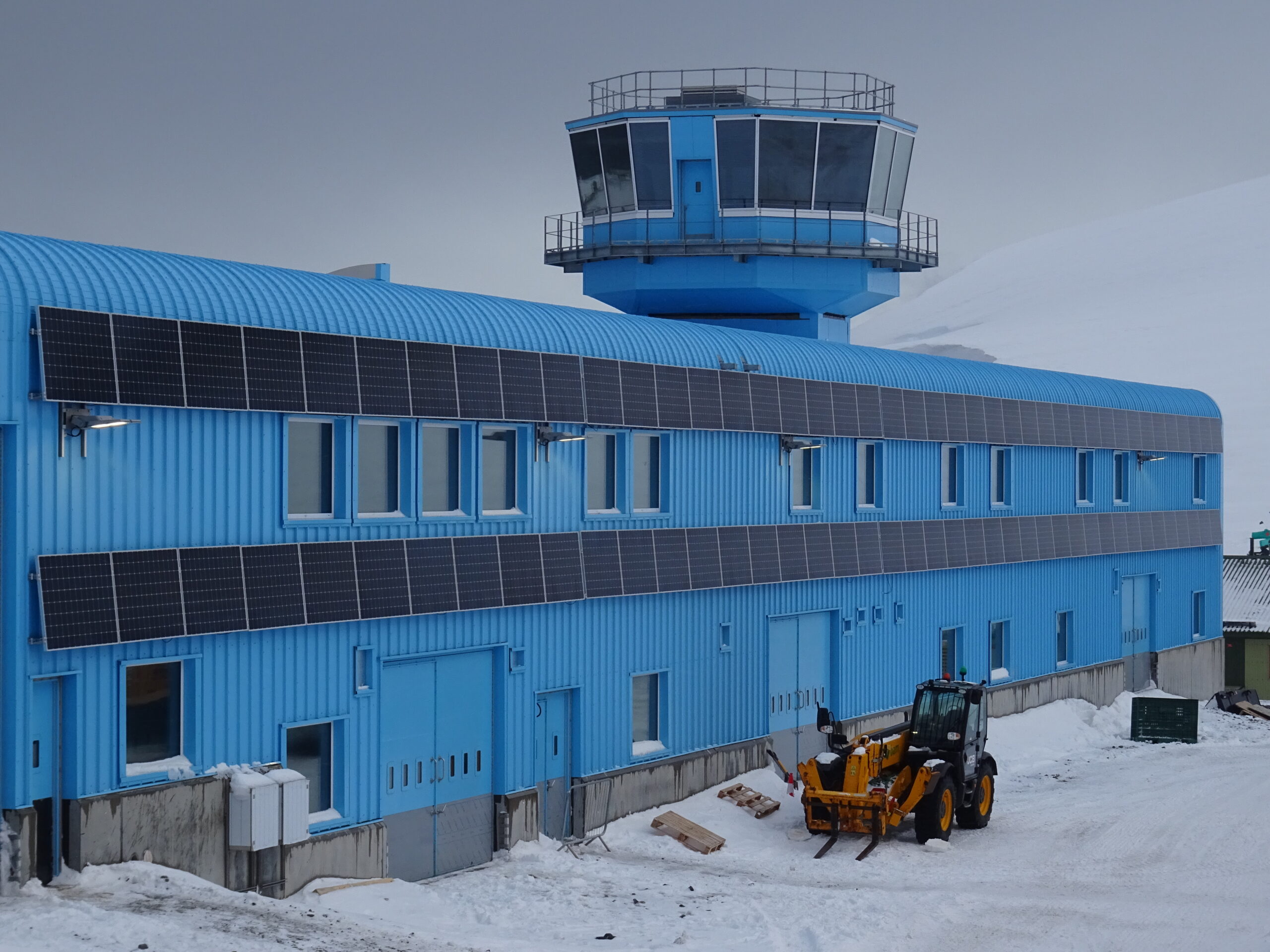 Photo of the Discovery Building with the new solar panels